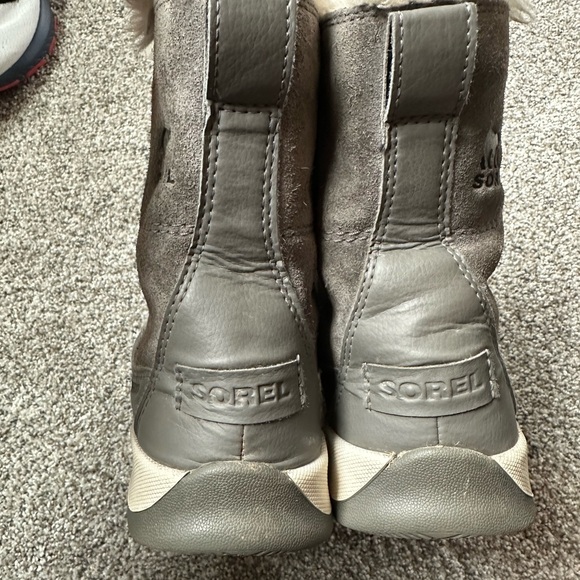 Sorel Women's Charcoal Boots with Fuchsia Laces - Picture 4 of 7